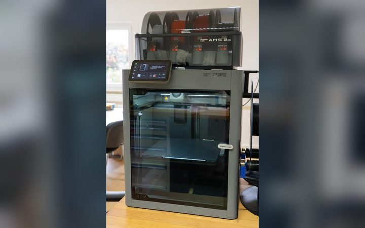 3D-Drucker Bambu Lab P2S in unserer Werkstatt
