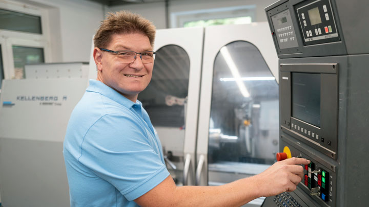 Mitarbeiter an einer CNC-Schleifmaschine