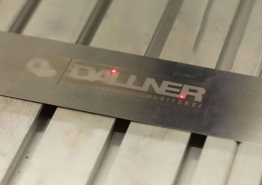Laser-Gravur des Dallner-Logos auf Metall